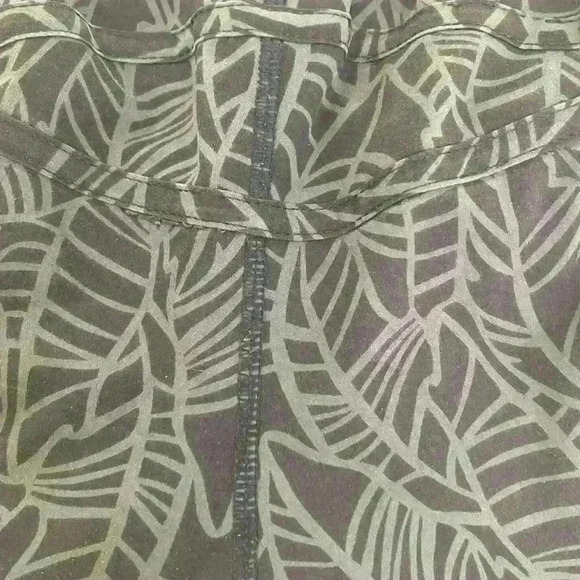 Lululemon Tracker Short ll 2 Way Stretch  in Pretty Palm Cadet Size 6 - Picture 5 of 9